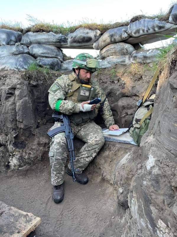 Fedir Shandor, PhD, Uzhgorod National University,  gives a lecture to his students from the trench.
📸Source: Volodymyr Dorosh 
#UkraineFaces 
#SlavaUkraini