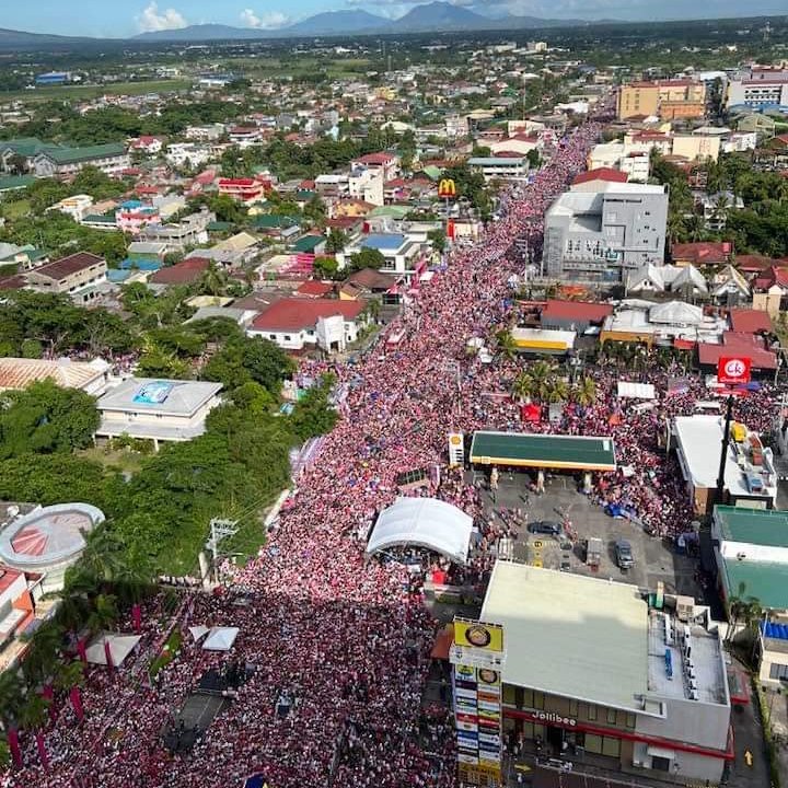 GerryCacanindin's tweet photo. Naga City today. Preview of Ayala
Avenue tomorrow. #NagaIsPink https://t.co/U8etCKhM4p