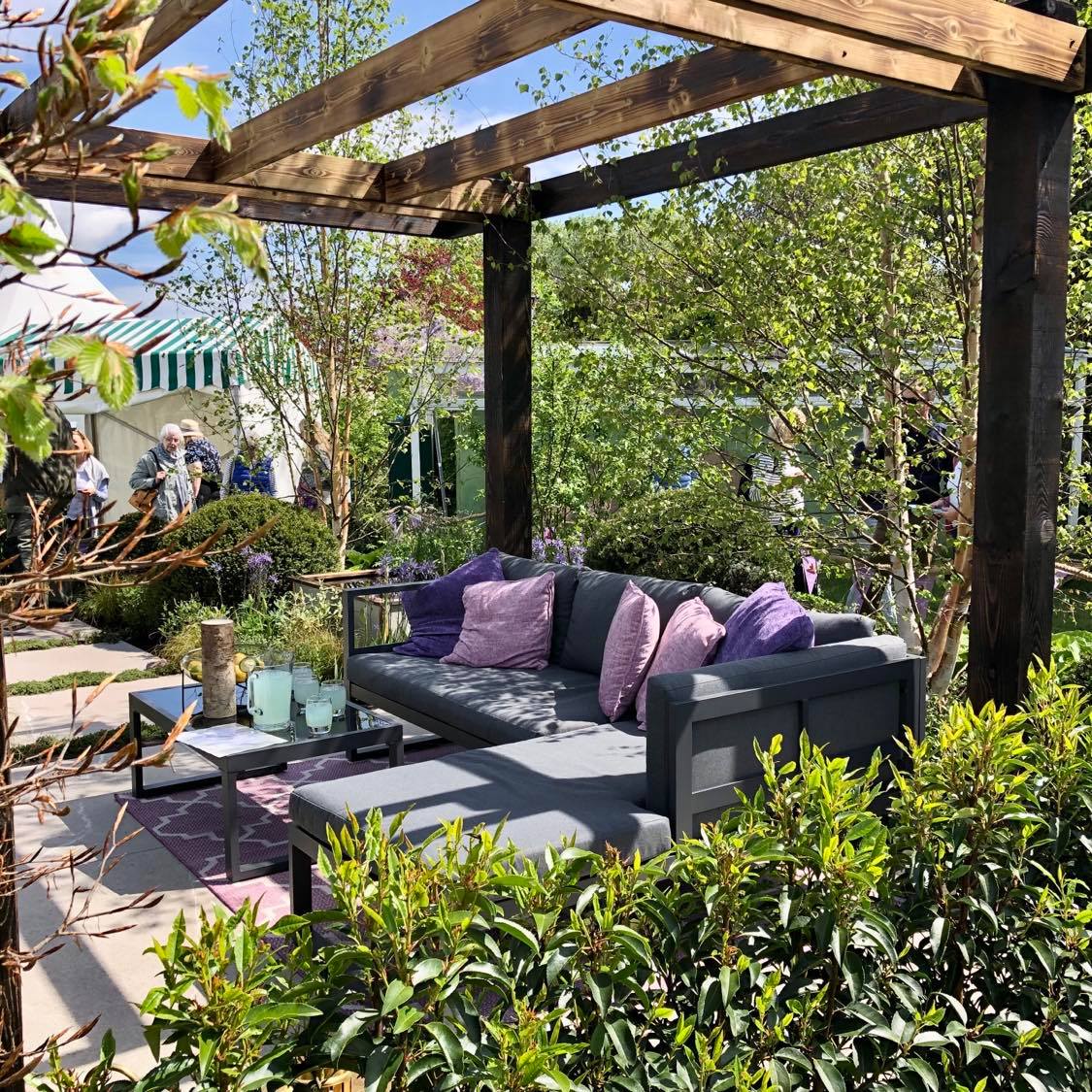 Fab day at <a href="/MalvernShows/">RHS Malvern Spring & Autumn Shows</a> yesterday, sorting out trees for my #RHSChelsea garden with <a href="/hardyeucalyptus/">Hardy Eucalyptus at Grafton Nursery</a>, chatting to <a href="/GWandshows/">BBC Gardeners World</a> presenter #AdamFrost, catching up with friends including <a href="/CloudGardenerUK/">Cloud Gardener UK</a>  and generally mooching with plants 🌺🌺
#rhsmalvern #Worcestershirehour