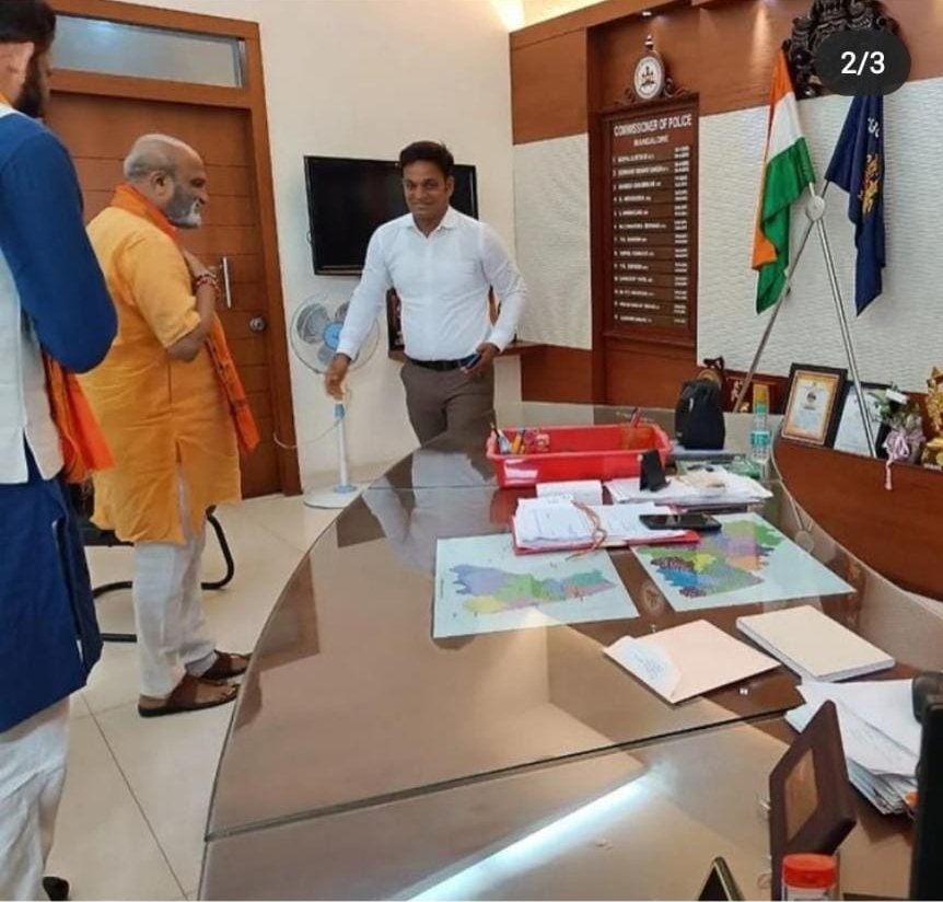 RiyazfSDPI's tweet photo. ರಾಜ್ಯಾದ್ಯಂತ ಕೋಮು ಗಲಭೆಗಳಿಗೆ ಪ್ರಚೋದನೆ ನೀಡುತ್ತಿರುವ, ಸುಮಾರು 50 ಕ್ಕೂ ಹೆಚ್ಚು ಪ್ರಕರಣಗಳಲ್ಲಿ ಆರೋಪಿಯಾಗಿರುವ ಅನೇಕ ಜಿಲ್ಲೆಗಳಲ್ಲಿ ವಿವಿಧ ಸಂಧರ್ಭಗಳಲ್ಲಿ ಪ್ರವೇಶ ನಿರ್ಬಂಧಿಸಲ್ಪಟ್ಟ ಆರೋಪಿಗೆ @compolmlr  ಮಂಗಳೂರು ಕಮಿಷನರ್ ಕಚೇರಿಯಲ್ಲಿ ನೀಡಿರುವ ರಾಜ ಮರ್ಯಾದೆಯನ್ನು ಗಮನಿಸಿದರೆ ಏನೋ ಗಬ್ಬು ವಾಸನೆ ಮೂಗಿಗೆ ಬಡಿಯುತ್ತಿದೆ !! https://t.co/sBpTOGJ1PQ