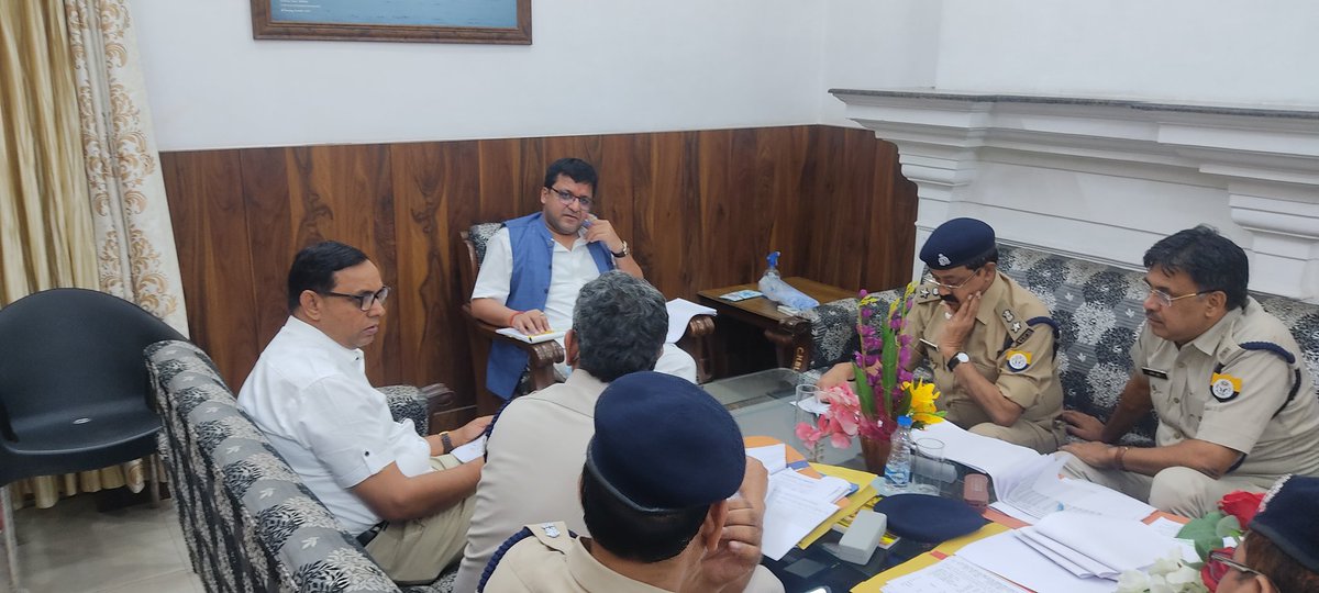 nitinagarwal_n's tweet photo. आज सर्किट हाउस #बरेली में आबकारी विभाग के वरिष्ठ अधिकारियों के साथ समीक्षा बैठक की।

जहरीली शराब के निर्माण और बिक्री पर सख्त कार्रवाई करने, ईमानदारी से कार्य करने और राजस्व लक्ष्य जो निर्धारित किया गया है उसे प्राप्त करने हेतु दिशा-निर्देश दिए। https://t.co/4Z8YOJc17l