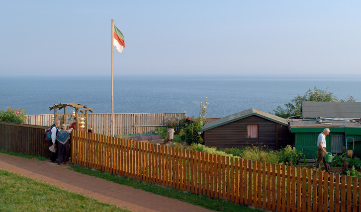 FILMDIENST's tweet photo. Der Schrebergarten ist ein spezifisch deutsches Phänomen. Der liebevoll-augenzwinkernde Dokumentarfilm #HeimatToGo von #StanislawMucha porträtiert Gartenbesitzer von Helgoland bis Thüringen. Heute um 0.00 im @NDR_Fernsehen unser #TVTipp: https://t.co/PIGnAevI1t https://t.co/QrmnNwTKgd
