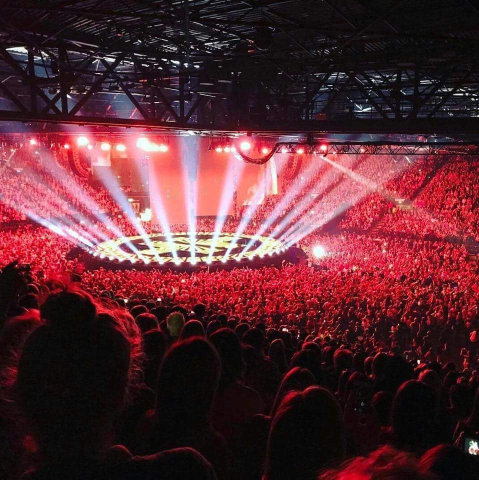 Mandy_Emmerson's tweet photo. @GaryBarlow 
Being at the front might feel like the best view of you, but when you take a back seat .....😍
#allitsglory https://t.co/UYySM6aPZZ