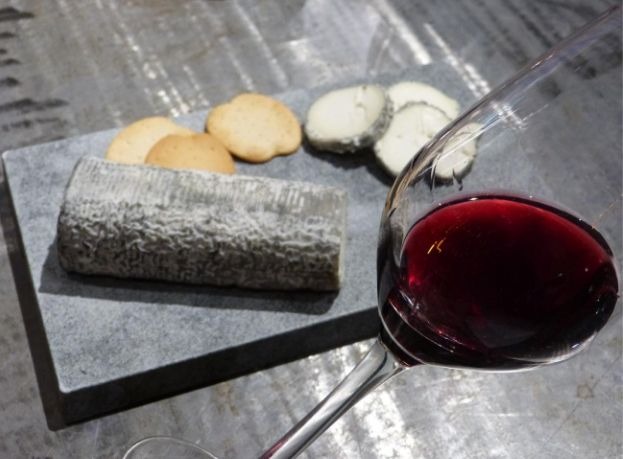 Hablemos de maridajes: queso de cabra y vino 🍷🐐🍾
🔹 Vinos blancos de sabores frescos, finos o con matices afrutados
🔹 Vinos tintos jóvenes o dulces
🔹 Vinos tintos, de mayor maduración como son los crianzas
🔹 Cavas
¿Qué combinación te gusta más a ti? 😉🥂
#MaridajesPerfectos