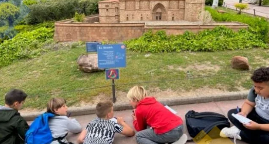 GarbiPereVerges's tweet photo. Les classes #Mireia i #Montseny de #Badalona han visitat #Catalunya en #miniatura. Una sortida molt enriquidora que els ha permès reforçar els continguts treballats a la #UT5 sobre les #Comarques de Catalunya. Ha estat un dia molt especial! https://t.co/2chHz17TR4
