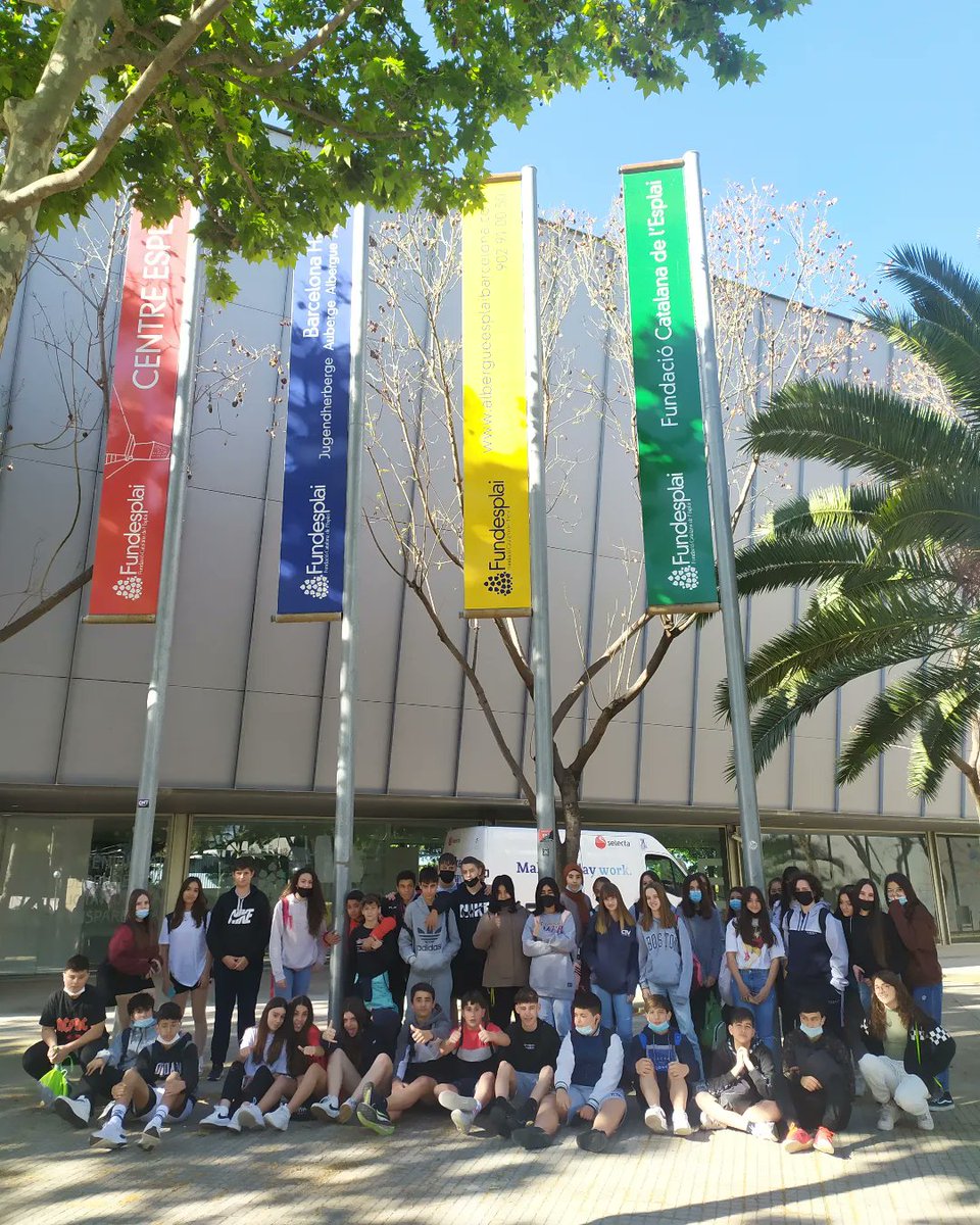 InsJaumeHuguet's tweet photo. 2n d'ESO A i B han visitat avui l'exposició “Menja. Actua. Impacta” de la Fundació Catalana de l'Esplai; els han conscienciat de l'emergència climàtica. L'activitat del forma part del #TreballPerProjectes de la web del restaurant. #ProjectesJH @xarxaCb
➡️https://t.co/hpQiYqyQEF https://t.co/bSgXTcKzE8