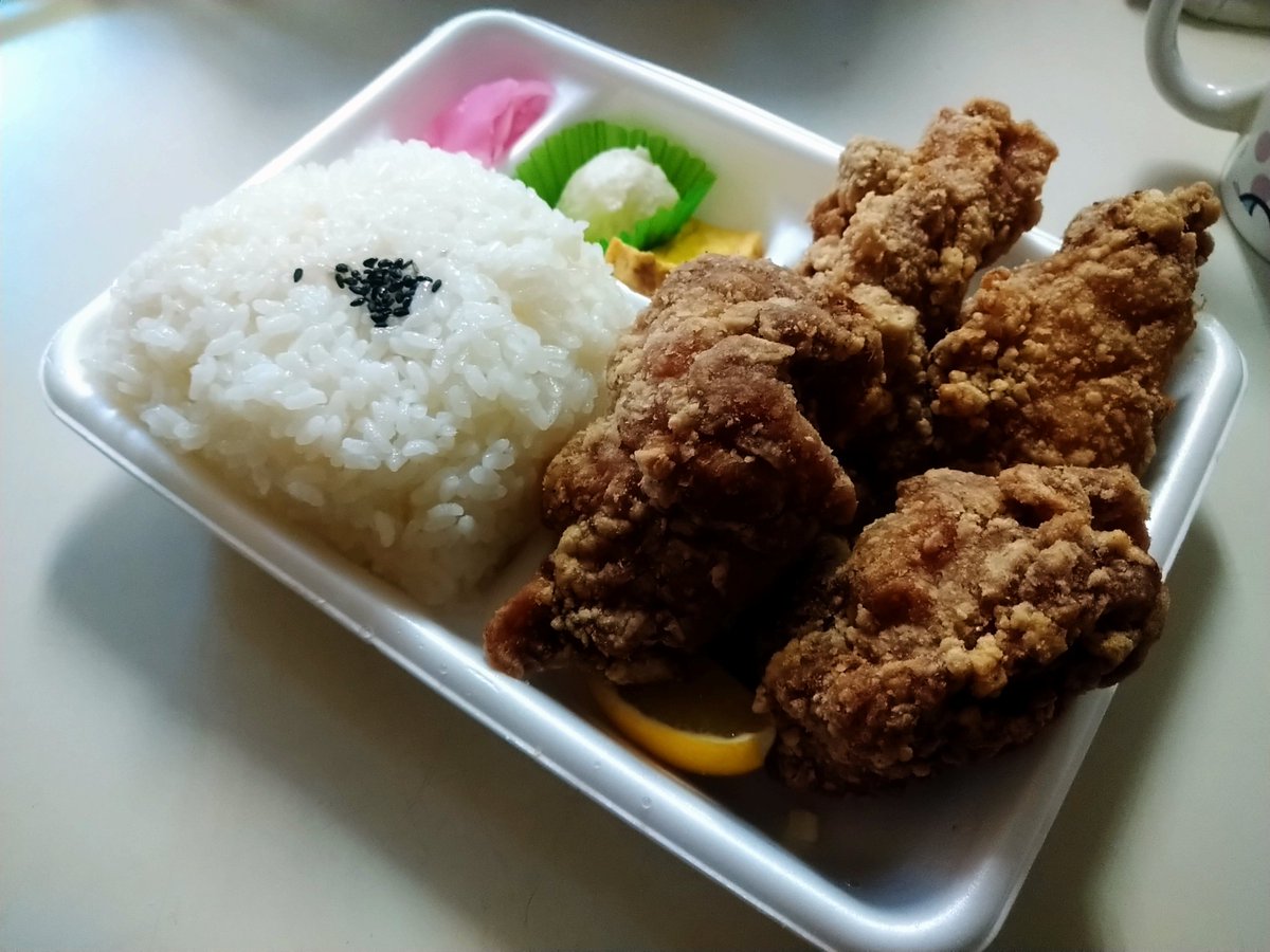 34bluemountain's tweet photo. 自分と妻が1番好きな唐揚げ屋のからあげ弁当😁
唐揚げが食べたい時は、ここ一択です😋今日も美味い唐揚げありがとうございます😆ご馳走さまでした😌
#ママキッチン
#mamakitchen
#栃木県
#塩谷郡
#高根沢町
#唐揚げ弁当 https://t.co/G9WGN5SO5y