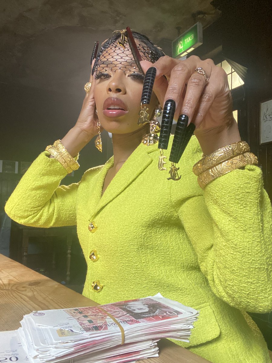 trillarybanks6's tweet photo. Big Mullah Birthday Banks 🏦❤️

Blessed to be 30 and Fabulous. ✨ https://t.co/0mWHMDaM2K
