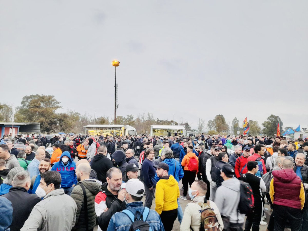 fiomnet's tweet photo. 🔴⚙️ #EXILVA
‼️ ORA O MAI PIÙ 📣
È in corso lo sciopero di 24 ore dei lavoratori dello stabilimento #AcciaierieItalia di #Taranto con sit-in davanti ai cancelli. 
Senza risposte sul futuro di migliaia di lavoratori, lo sciopero di oggi è solo l’inizio della mobilitazione! 🚩 https://t.co/nw6BGw1FQP