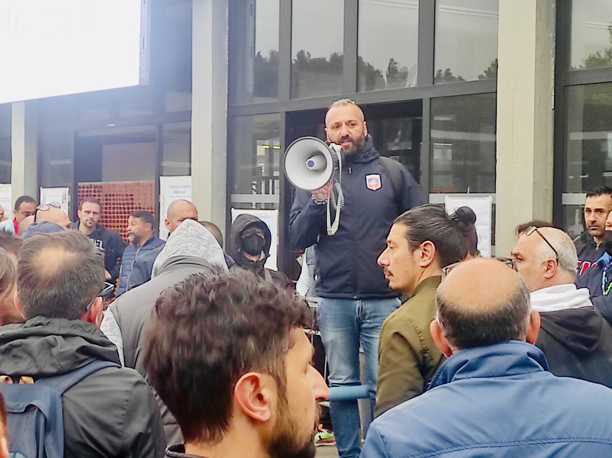 fiomnet's tweet photo. 🔴⚙️ #EXILVA
‼️ ORA O MAI PIÙ 📣
È in corso lo sciopero di 24 ore dei lavoratori dello stabilimento #AcciaierieItalia di #Taranto con sit-in davanti ai cancelli. 
Senza risposte sul futuro di migliaia di lavoratori, lo sciopero di oggi è solo l’inizio della mobilitazione! 🚩 https://t.co/nw6BGw1FQP
