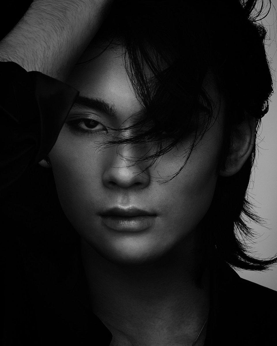 Tischkun's tweet photo. 本日発売のGLITTERにて。ジュリーに扮した妖艶な市川染五郎さんを撮影しています。爆音の「勝手にしやがれ」をBGMに撮影ははじまりました。彼岸とこの世の狭間の美しさ。皆さま是非。#市川染五郎 https://t.co/r6zzJ56Hl7