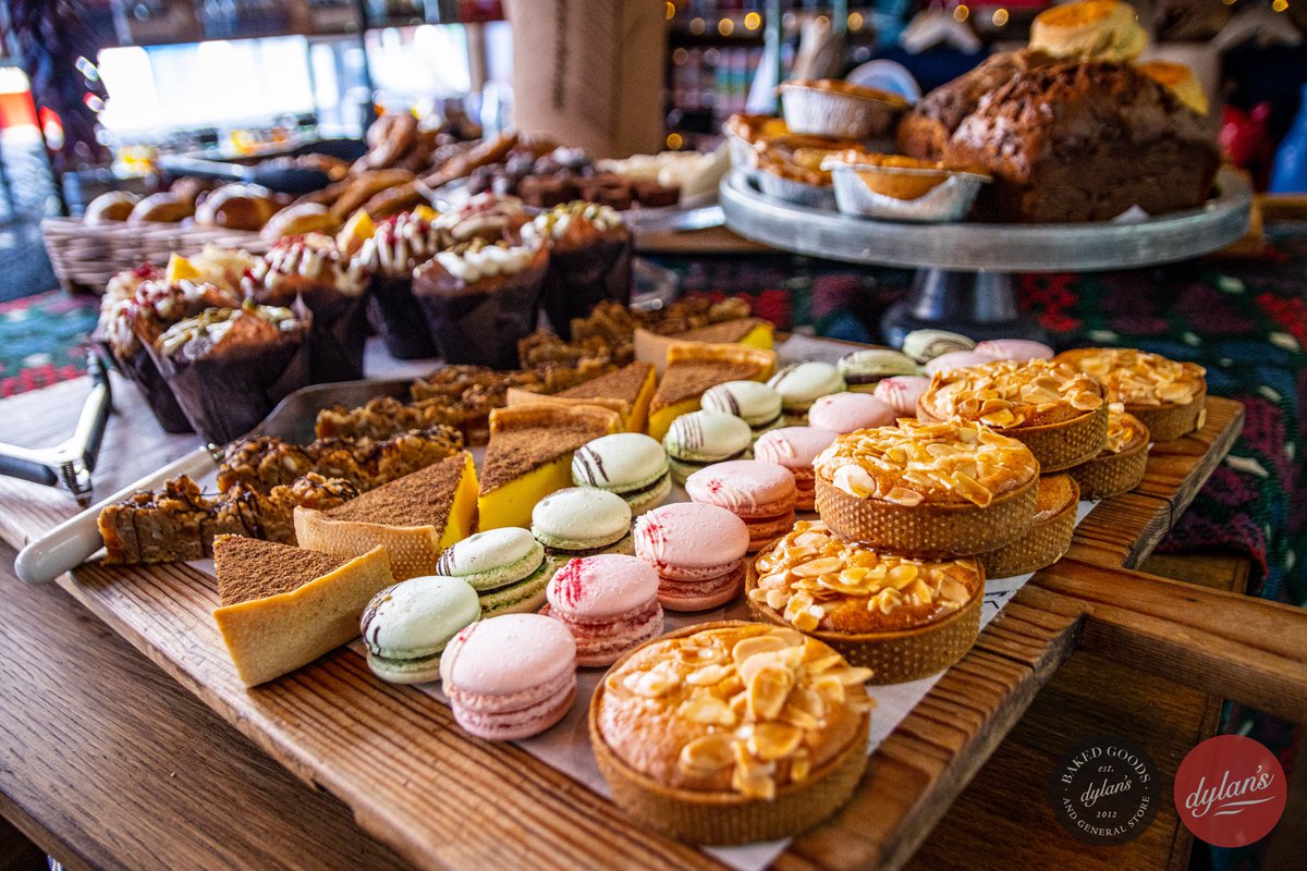 Hello everyone! | Helo pawb! 👋

It's almost the weekend &amp; the bakers are baking, the chefs are cheffing &amp; we are making ready to welcome you all for a busy weekend as always! 

We hope you're all well 🙂 #Porthaethwy #MenaiBridge #Dylans