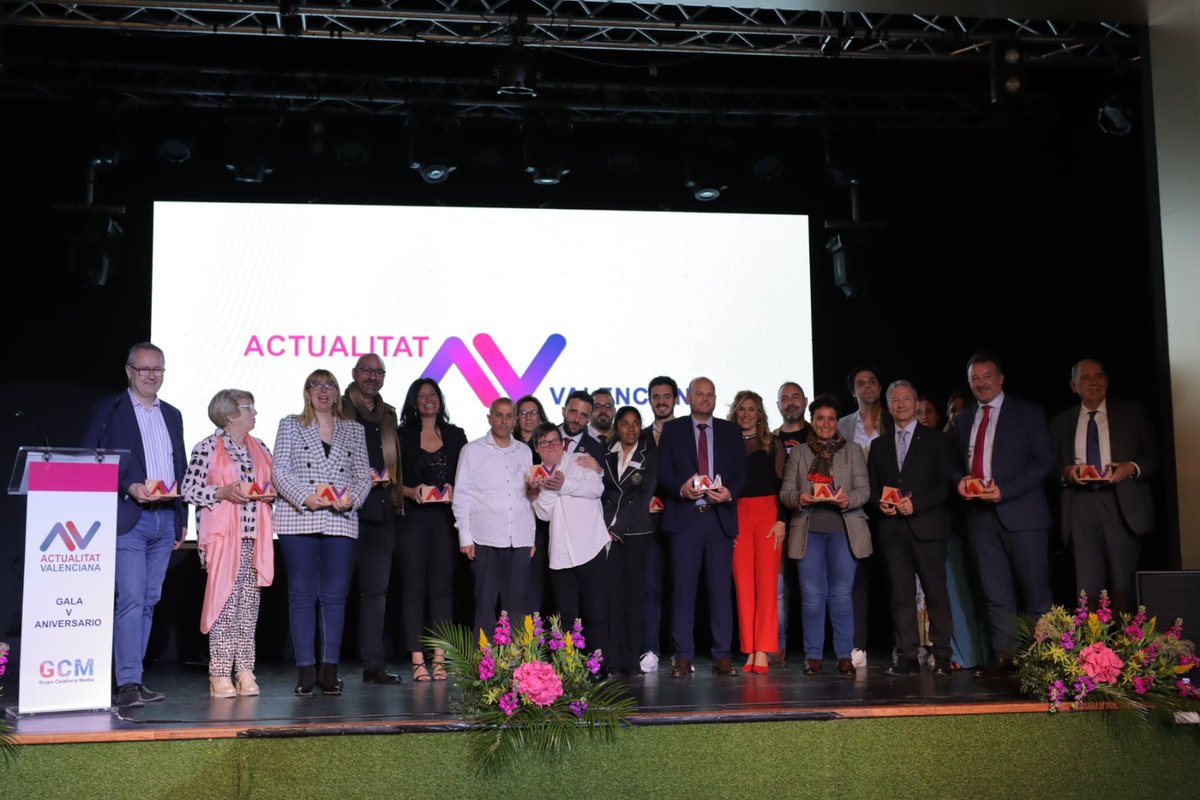 montsebotella's tweet photo. Enhorabuena a @ActValenciana  por cinco años haciendo buen periodismo. Y a las personas e instituciones premiadas por contribuir al desarrollo económico y social. Un placer formar parte. @santicalaforra #AniversariActualitatValenciana https://t.co/HOal7IZJEn