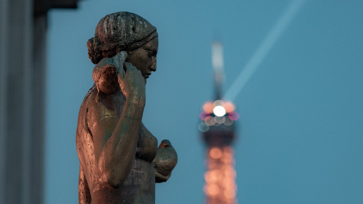 christography's tweet photo. There's nothing quite like the Eiffel Tower in the blue hour. Incredible scenes!

#paris #eiffeltower #streetphotography #sonyalpha @LaTourEiffel https://t.co/8OAYRR38oZ
