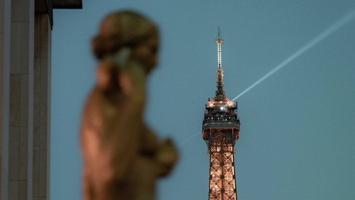 christography's tweet photo. There's nothing quite like the Eiffel Tower in the blue hour. Incredible scenes!

#paris #eiffeltower #streetphotography #sonyalpha @LaTourEiffel https://t.co/8OAYRR38oZ