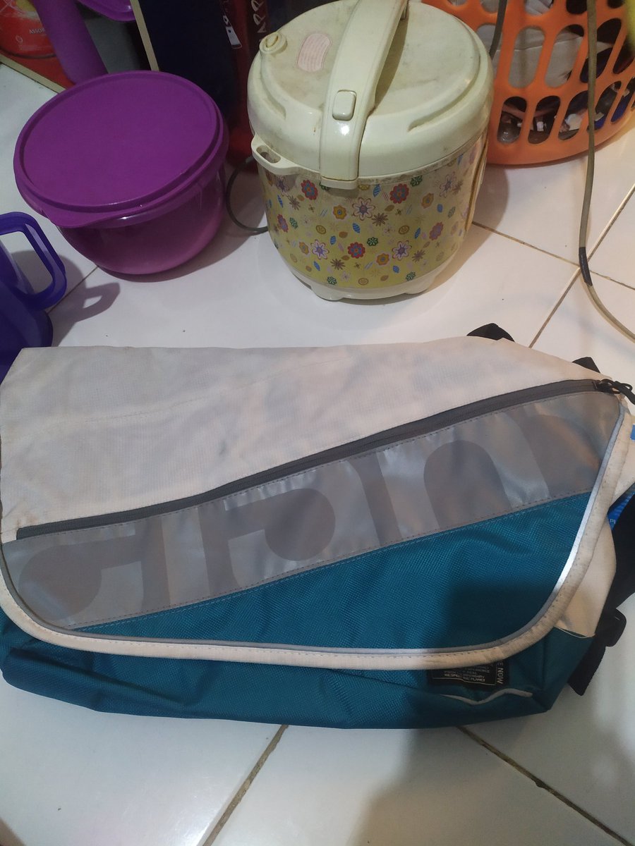 AAndrael's tweet photo. WTS!! 
messenger bag giant 
kondisi 9,8/10
ada noda kuning sedikit di warna putihnya 
kirim" sabii lok cempaka putih jakpus #fnfjb https://t.co/eozdV9r6MD
