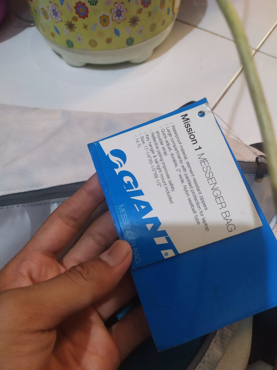 AAndrael's tweet photo. WTS!! 
messenger bag giant 
kondisi 9,8/10
ada noda kuning sedikit di warna putihnya 
kirim" sabii lok cempaka putih jakpus #fnfjb https://t.co/eozdV9r6MD