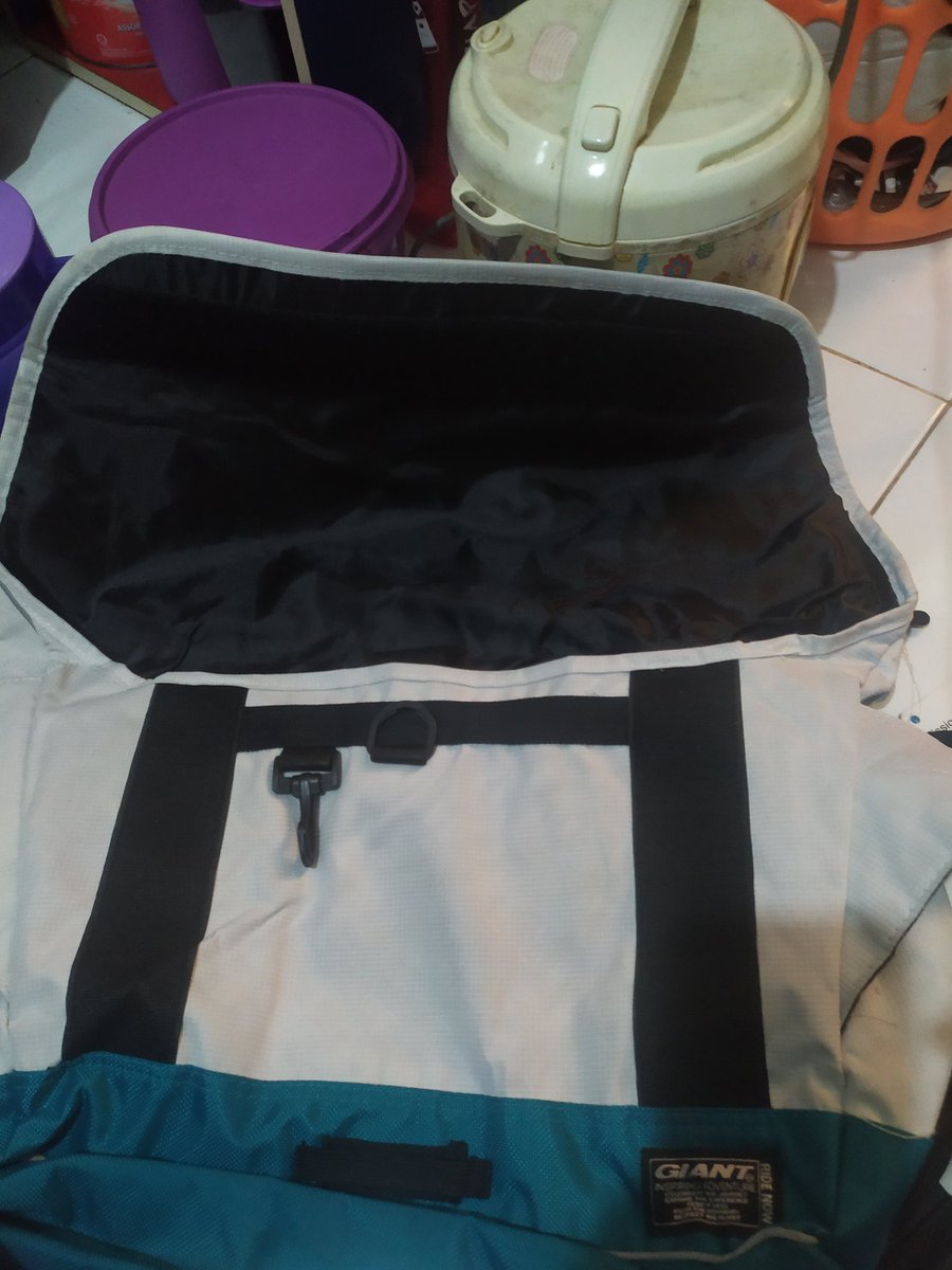 AAndrael's tweet photo. WTS!! 
messenger bag giant 
kondisi 9,8/10
ada noda kuning sedikit di warna putihnya 
kirim" sabii lok cempaka putih jakpus #fnfjb https://t.co/eozdV9r6MD