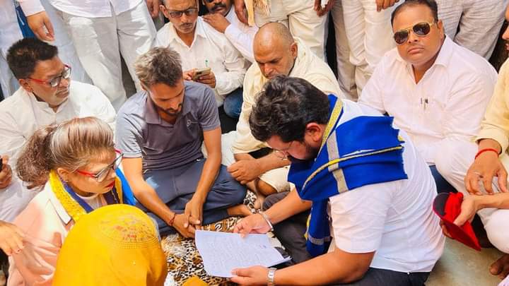 Sonu_Aazad's tweet photo. आज चंदौली में बहन #निशा_यादव के परिवार से मिलें @BhimArmyChief भाई चन्द्रशेखर आज़ाद जी
और परिवार को हर सम्भव मदद का आश्वासन दिया #भीमआर्मी परिवार साथ खड़ी है,

प्रशासन अधिकारियों से बात कर परिवार की सुरक्षा और 50 लाख की आर्थिक सहायता की माँग रखी,।
@SachinBishtiyan @RajatASP https://t.co/fbeE5qOqE4