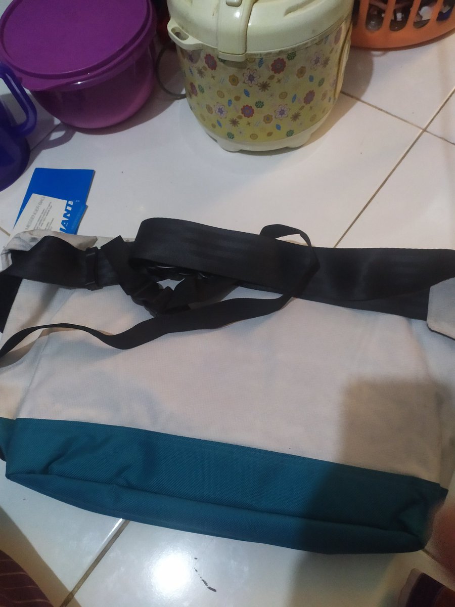AAndrael's tweet photo. WTS!! 
messenger bag giant 
kondisi 9,8/10
ada noda kuning sedikit di warna putihnya 
kirim" sabii lok cempaka putih jakpus #fnfjb https://t.co/eozdV9r6MD