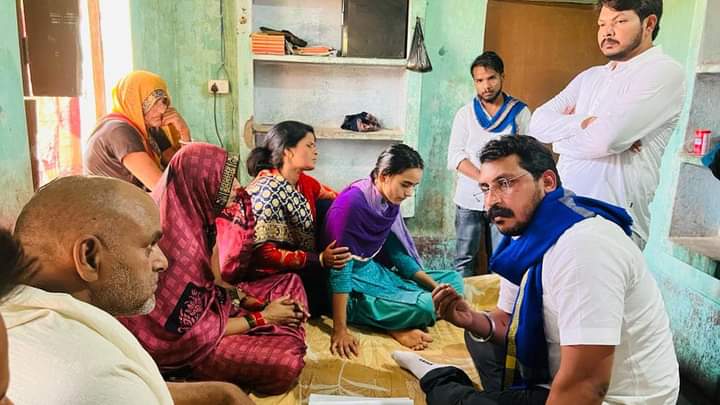 Sonu_Aazad's tweet photo. आज चंदौली में बहन #निशा_यादव के परिवार से मिलें @BhimArmyChief भाई चन्द्रशेखर आज़ाद जी
और परिवार को हर सम्भव मदद का आश्वासन दिया #भीमआर्मी परिवार साथ खड़ी है,

प्रशासन अधिकारियों से बात कर परिवार की सुरक्षा और 50 लाख की आर्थिक सहायता की माँग रखी,।
@SachinBishtiyan @RajatASP https://t.co/fbeE5qOqE4