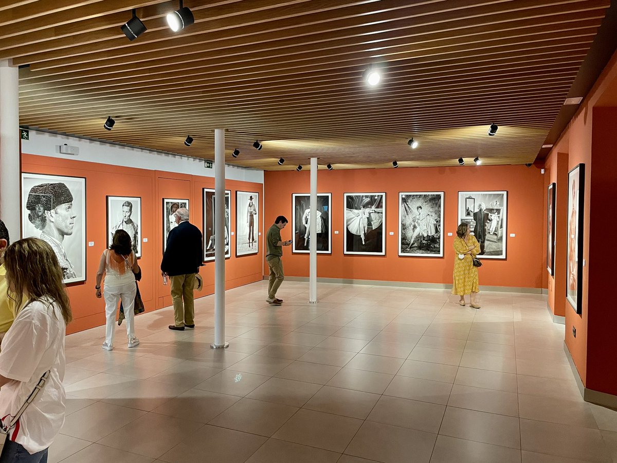 La exposición de <a href="/joserralozano/">JOSERRA LOZANO</a> es un viaje a la intimidad del torero a través de sus numeros fotografías B/N de grandes dimensiones. No os la podéis perder, hasta el 21 de Mayo en Fundación <a href="/Cajasol/">Fundación Cajasol</a> ¡MAESTRO!