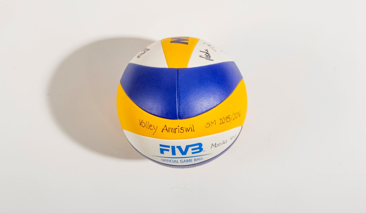 staatslabor's tweet photo. #staatsAuktion Monika Knill, Regierungsratspräsidentin @Kanton_Thurgau, spendet den “Champion-Volleyball” von @volleyamriswil: «Ich habe den Ball an der Siegesfeier 2015/16 erhalten» Der Erlös der Auktion von @staatslabor #SRK geht an @RotesKreuz_CH, siehe https://t.co/m1cMei1Dwy https://t.co/E7zkpAxLKd