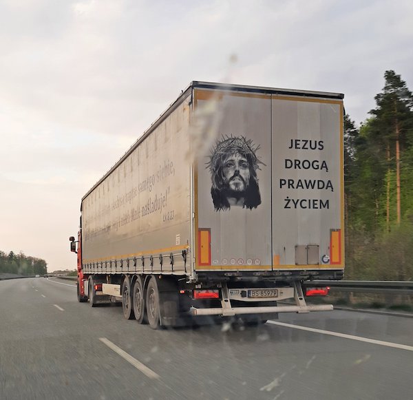 Ja jestem.

*

Drogą.

Która prowadzi do Ojca.

*

Prawdą.

Pełnią prawdy o mnie i o tobie.

*

Życiem.

Które zmienia się, ale się nie kończy.

*

Jezus jest.