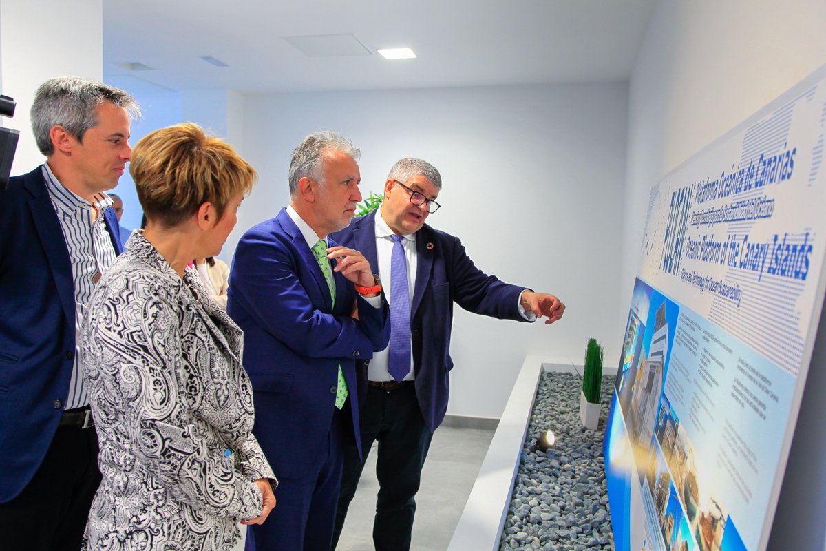 PresiCan's tweet photo. 📸 El presidente @avtorresp, junto a la consejera de @EcoGobCan, @Elenamanez, y el director de la @plocan, @jhdez32, presenta el proyecto que permitirá investigar la obtención de #hidrógeno renovable a partir del agua marina

📍 Plataforma Oceánica de #Canarias https://t.co/MCMJUvNQP9
