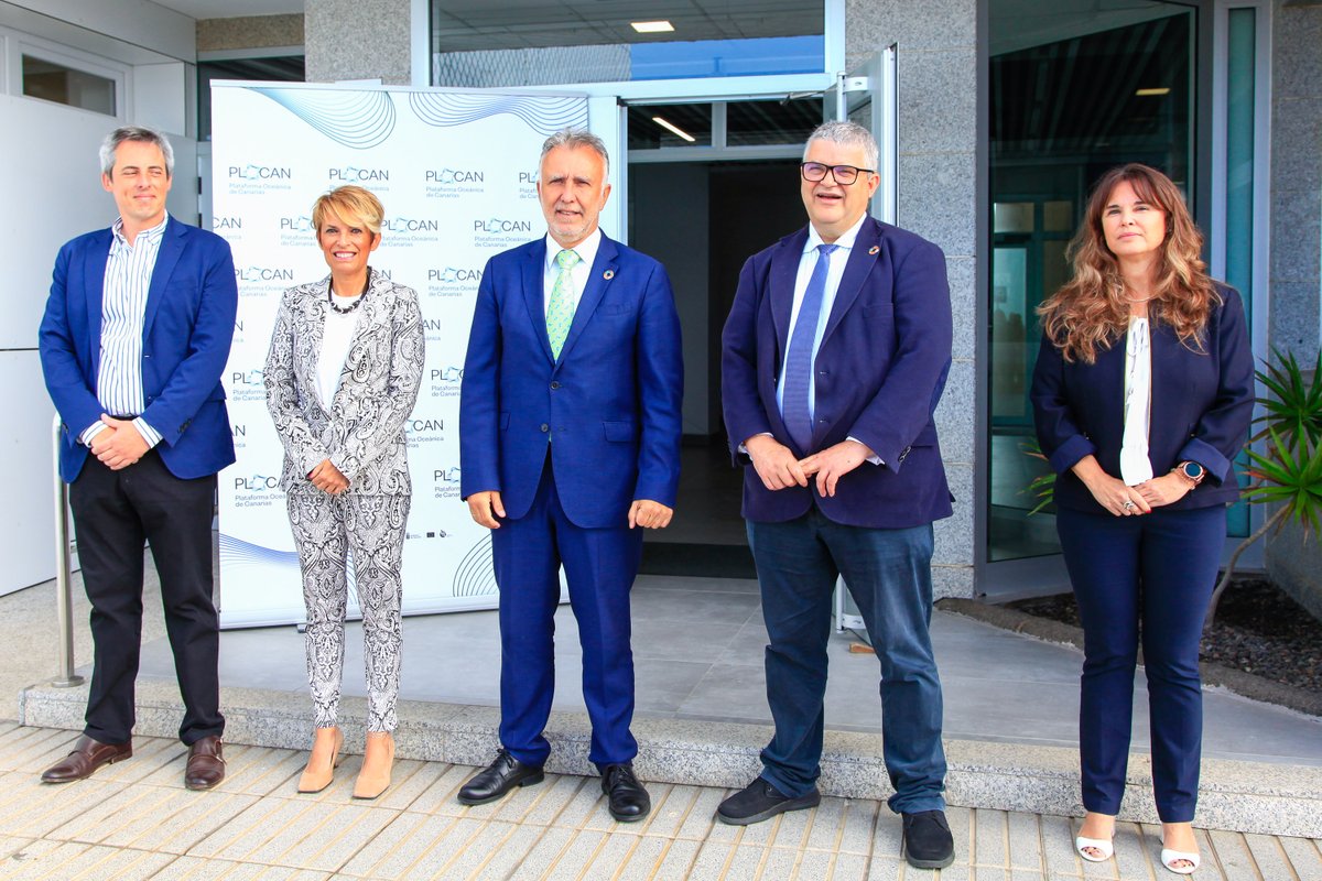 PresiCan's tweet photo. 📸 El presidente @avtorresp, junto a la consejera de @EcoGobCan, @Elenamanez, y el director de la @plocan, @jhdez32, presenta el proyecto que permitirá investigar la obtención de #hidrógeno renovable a partir del agua marina

📍 Plataforma Oceánica de #Canarias https://t.co/MCMJUvNQP9
