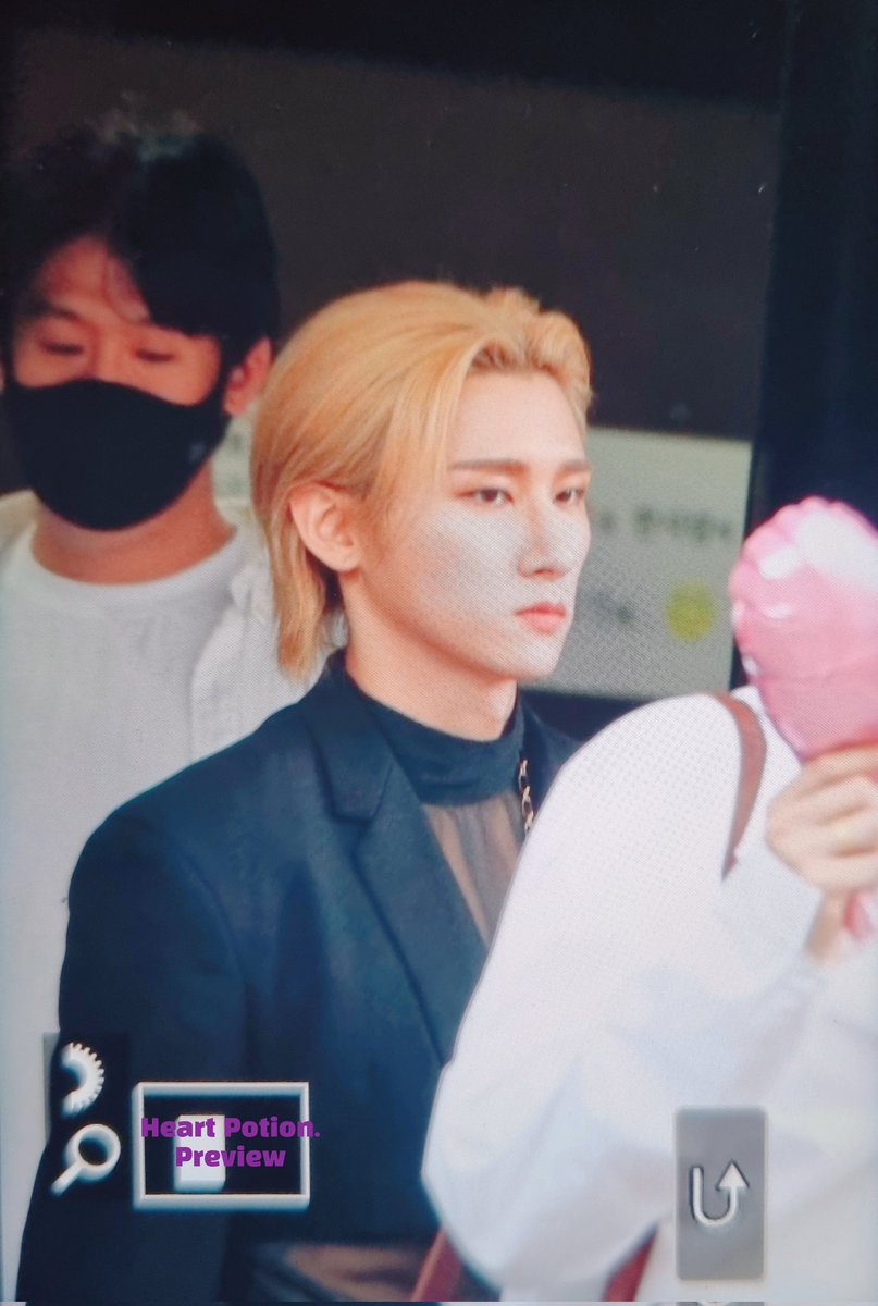 220506 뮤직뱅크 퇴근 

1위 축하하고 고생했어💜
프로틴 맛있게 먹고😁

#몬스타엑스 #임창균 #창균 #아이엠 #IM #MONSTAX #CHANGKYUN