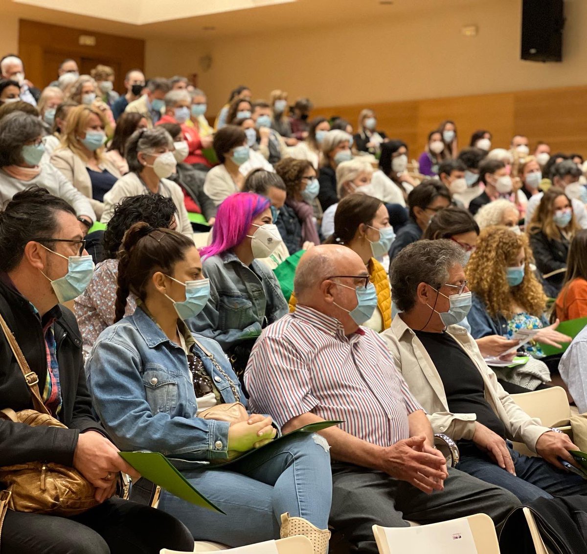 SalutGOIB's tweet photo. Usuaris, associacions i professionals es retroben en la IV Jornada del #PacientActiu,
La consellera @Patgompic ha destacat que els tallers ajuden a desenvolupar habilitats d’autocura, adoptar hàbits saludables i tenir més qualitat de vida.
🔗https://t.co/QAk8HM72NO https://t.co/CiwPRHJwiB