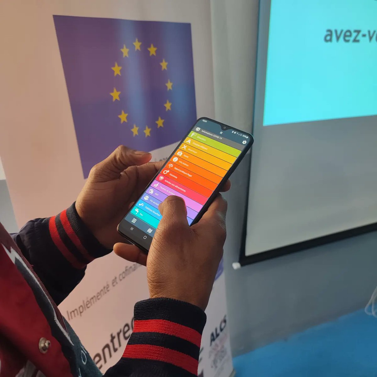 Entreculturas's tweet photo. 📲 La @ddmigrations Nador, nuestra organización socia, ha impartido una formación sobre la utilización de la app #RefAid, dirigida a las personas migrantes que se encuentran en tránsito en la #FronteraSur entre España y Marruecos.
Un proyecto cofinanciado por @UE_au_Maroc https://t.co/h4UAL3fgdY