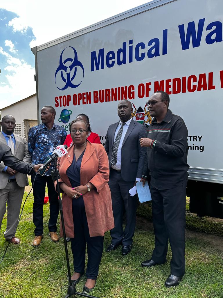 UNDPKenya's tweet photo. Handover of equipment for the Sound Chemicals Management Mainstreaming &amp; UPOPs Reduction in Kenya.
The project strives to protect human health &amp; #environment by managing risks posed by production, use, import &amp; export of chemicals originating from waste.

#ForPeopleForPlanet https://t.co/ykSNHkIjRO