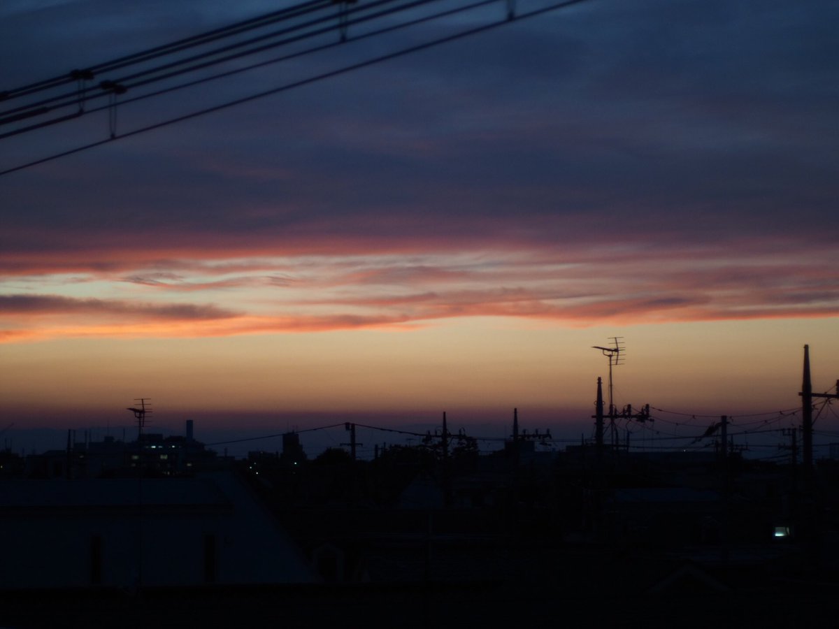 damefkin's tweet photo. 一日の終わりの夢
#マジックアワー
#magichours
#夕焼け #夕焼け空
#茜色 https://t.co/4pyYVCmodp