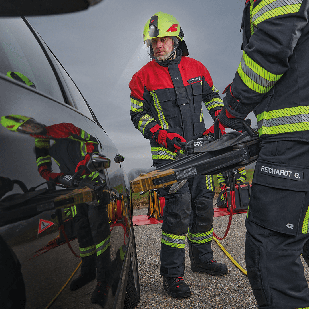 RosenbauerGroup's tweet photo. Smart temperature regulation, maximum wearing comfort &amp; optimum freedom of movement – the EN 343-certified #protectivesuit GAROS G30 is an absolute must-have for long technical rescue operations. 👩‍🚒👨‍🚒
👉 https://t.co/dVCiVBM91f
#everythingforthatmoment #firefighting https://t.co/kWyZVCqhaR