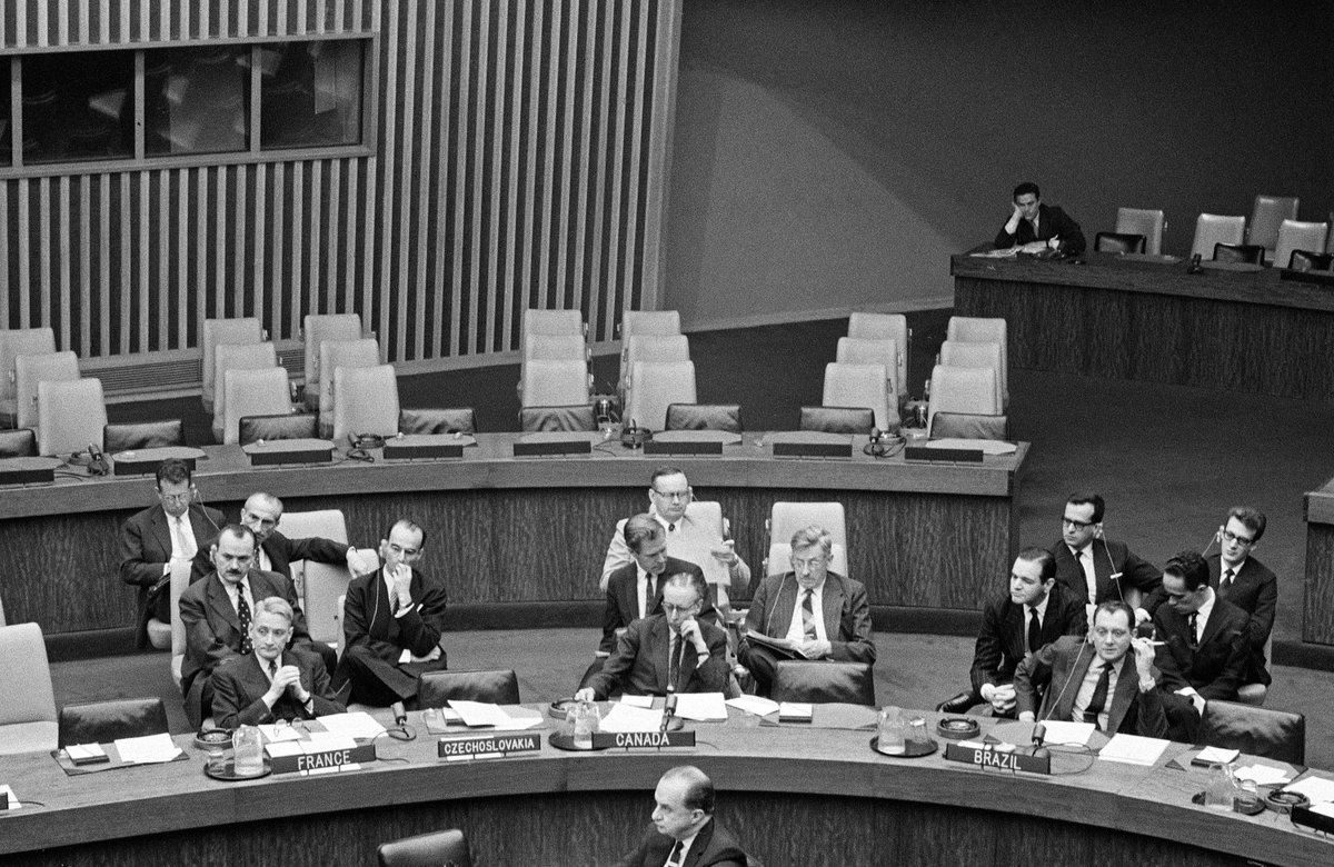 UNOOSA's tweet photo. #DYK on this day in 1️⃣9️⃣5️⃣9️⃣ ad hoc @UN Committee on the Peaceful Uses of Outer Space met for the 1st time?
1️⃣8️⃣ countries convened at #UN HQ to debate #space affairs🚀, legal challenges⚖️ & cooperation🤝 in the new field.
More on #COPUOS history: https://t.co/lBT84hgBZt https://t.co/d3l8oRJkaN