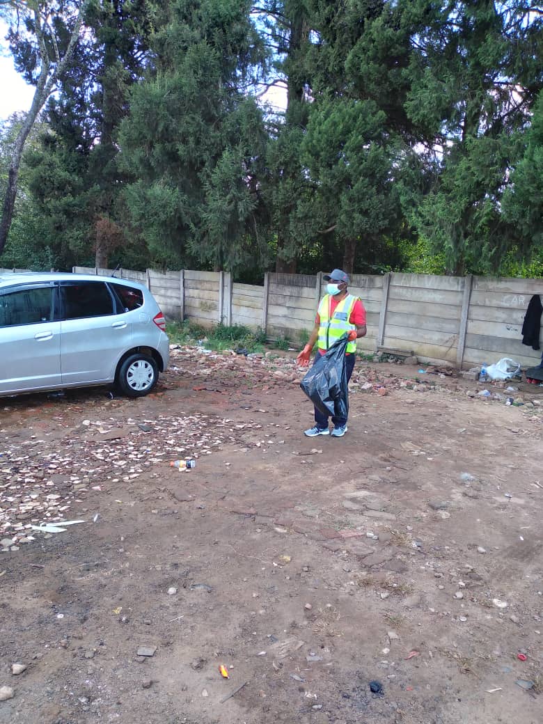 Thank you team ZIB for cleaning up our road Fereday Drive Harare this morning. Let's clean up our country, Let's keep Zimbabwe Clean. #CSR #zib #ComprehensiveInsurance #insurance #keepzimbabweclean  #Zimbabwe