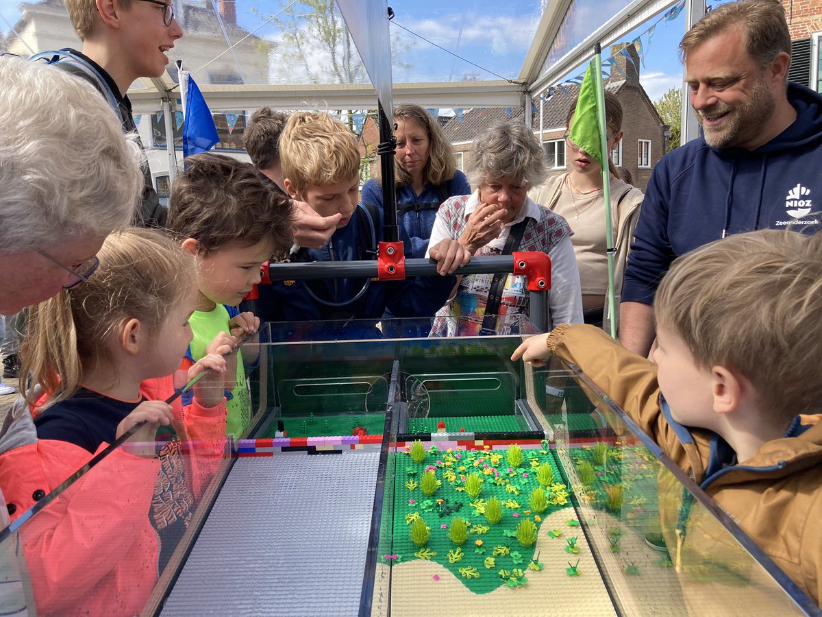 Suzenatuur's tweet photo. “Waar wonen jullie liever?” “Achter de levende dijk!!” Het is een prachtige dag om buiten met water en lego te spelen 😎 Al golven makend in onze golfbak leren de kinderen dat #kwelders supergoed zijn in het beschermen van de kust! #expeditieNEXT @NIOZnieuws https://t.co/60zXgrcQMi