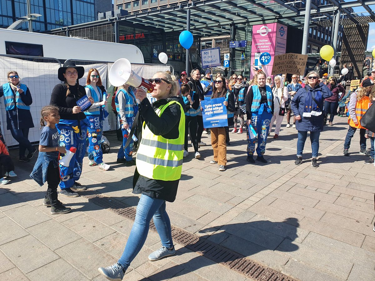 HKoskenheimo's tweet photo. Narinkkatorilla @blomqvist_elin kyselee: 
Mikä päivä tänään on?
#palkkapäivä
@aivanerityinen @juko @museoalan  @Speciary #TAAY @KumulaRy @TAKU_fi @SSHLry @ViestiRy @Kieliasiaa @skilla_ry https://t.co/1KxQJ7pttQ