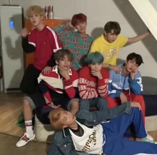 iankook7's tweet photo. its been 2000days since i joined this fandom as an army #happy2000days #tokyolightsv #bts #방탄소년단 https://t.co/t9NZxr4lzW
