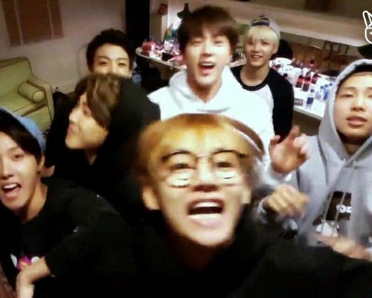 iankook7's tweet photo. its been 2000days since i joined this fandom as an army #happy2000days #tokyolightsv #bts #방탄소년단 https://t.co/t9NZxr4lzW