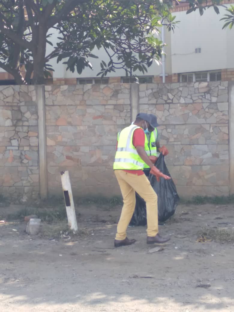 ZIBinsurance's tweet photo. Thank you team ZIB for cleaning up our road Fereday Drive Harare this morning. Let's clean up our country, Let's keep Zimbabwe Clean. #CSR #zib #ComprehensiveInsurance #insurance #keepzimbabweclean  #Zimbabwe https://t.co/ojsqMsYpNb