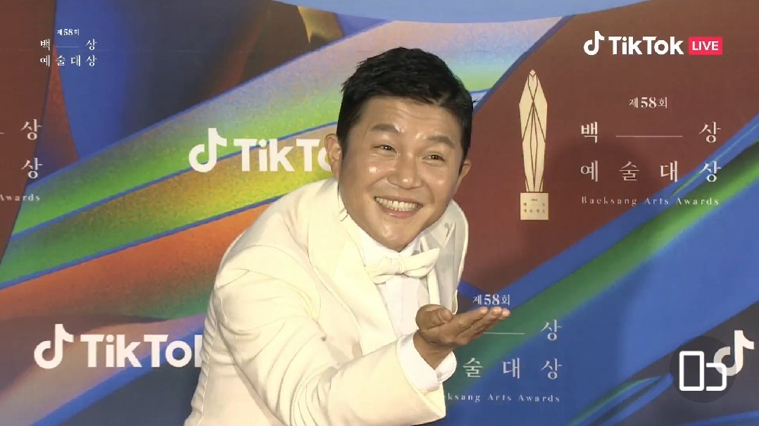 zyelln's tweet photo. You quiz? Yes! 🤣 Saeho paling mood banget sih fotonya 🤣🤣🤣 #BaeksangArtsAwards2022 #ChoSaeho #Saeho https://t.co/TE2iEsnYXE