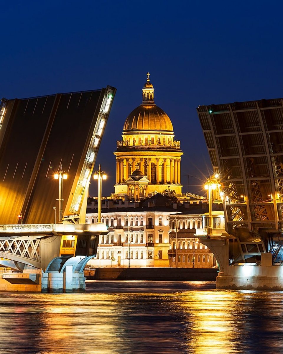 Летние петербургские ночи😍

Фото: victoriaspb