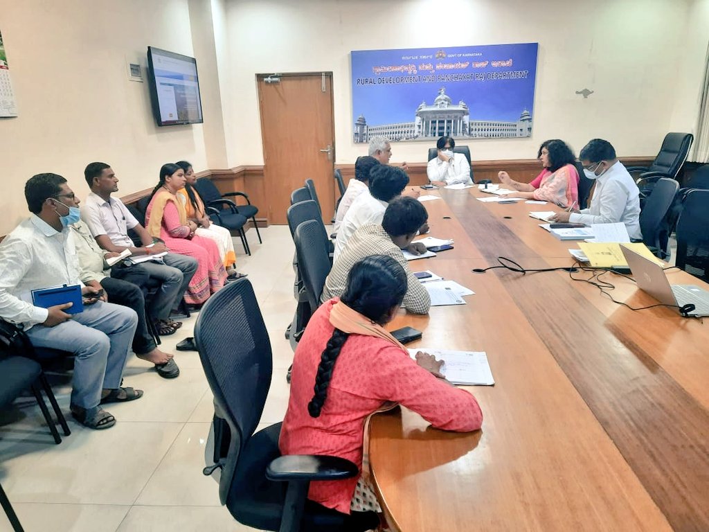 VBGRAMGKAR's tweet photo. @lkatheeq, ACS RDPR, chaired the meeting with #GRAKOOS today and discussed various issues faced by MGNREGS labourers. 

RD Commissioner @Shilpa_Nag and other officials were present.

#mgnregs #Rural #RuralEmpowerment #employment https://t.co/QPLWYNT4hX