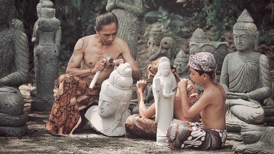 ArcticLotus's tweet photo. A Indonesian Javanese artisan named Didi Trowulanesia making his sculptures, of Durga Devi, Krishna, Ganesha, and Bodhisattva.🇮🇩 https://t.co/EQYdNfX8te