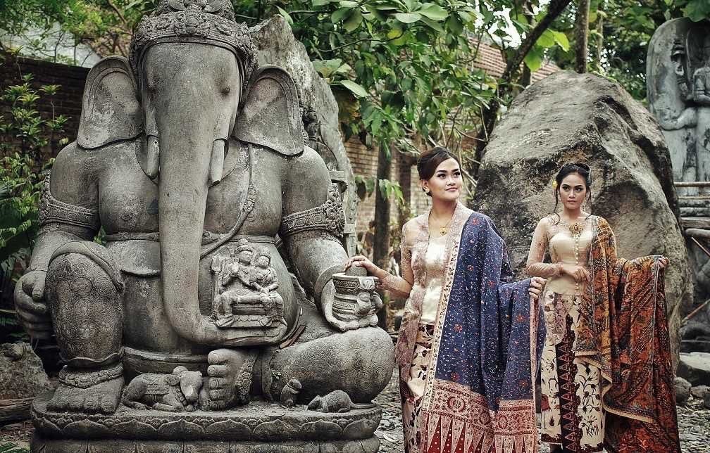 ArcticLotus's tweet photo. A Indonesian Javanese artisan named Didi Trowulanesia making his sculptures, of Durga Devi, Krishna, Ganesha, and Bodhisattva.🇮🇩 https://t.co/EQYdNfX8te