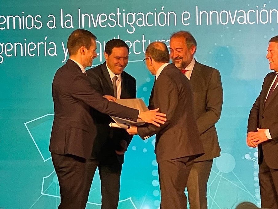 IngQuimicaUCLM's tweet photo. MANUEL RODRIGO PREMIO REGIONAL DE CLM A LA EXCELENCIA EN INVESTIGACIÓN. Enhorabuena! Entregado en Cuenca por las máximas autoridades. Un gran día para la Ing Quimica @FCTQ_uclm @mandresrodrigor @uclm_es @Juanfranuclm @ACMIQ @COPIQCLM https://t.co/oGg8e6rhl8
