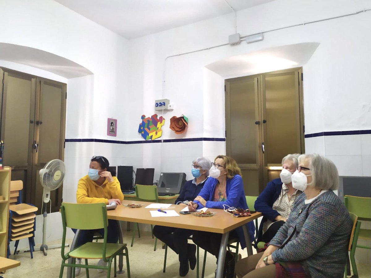 aytojabugo's tweet photo. 💻 Taller manejo de banca online en las bibliotecas #ElRepilado y #LosRomeros @GJabugo 

👨‍💻 Rafael Carlos las ayudó a familiarizarse con un manejo seguro de la banca digital, animándolas ‘a perder el miedo a internet’.

✔️ En Jabugo nadie se queda atrás. Con nuestros mayores. https://t.co/NrJnZ73JR2
